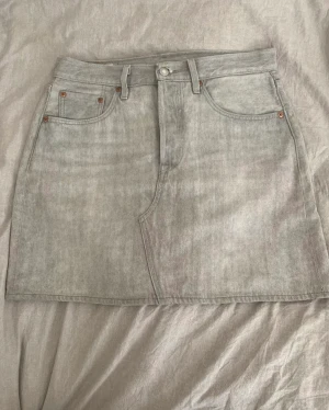 Jeans kjol - Ljus grå Levis kjol knappt andvänd köpt för 500kr Inga defekter 