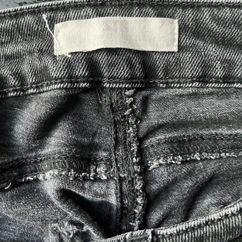Jättefina lågmidjade jeans från stradivarius i storlek 38 som inte säljs längre, de är små i storlek så skulle säga att de passar 36 också. Använda några få gånger. I benen skulle säga att de liknar pepe jeans GEN-jeans straight leg-denim. EJ KÖP NU!. Jeans & Byxor.