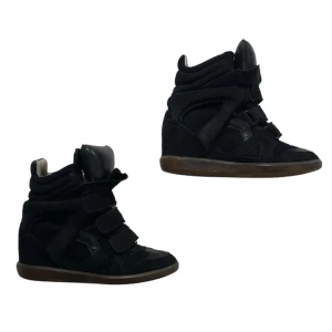 Isabel marant, Skor - ✨Superfina helsvarta Isabel marant skor, skorna är använda men i väldigt fint skick. Du får med original låda och dustbags. Allting är självklart äkta✨  sthlmtrend.se