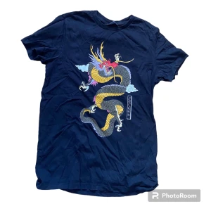 T-shirt - Följ profilen och få 5% i rabatt   Produktens skick:  i god skick   Storlek: S  Passform: ”standard”  För mer info, kontakta mig 😀 