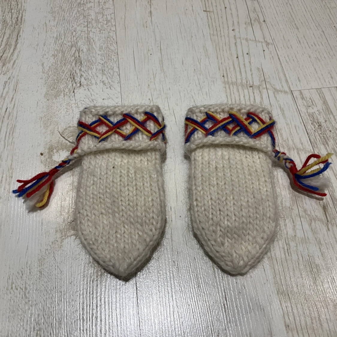 Handstickade barnvantar - 90