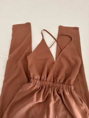 Byxdress - Oanvänd med prislappar kvar Storlek XS