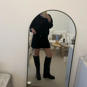 Stövlar  - Helt oanvända i äkta läder! Köpta på hm för 1800kr 