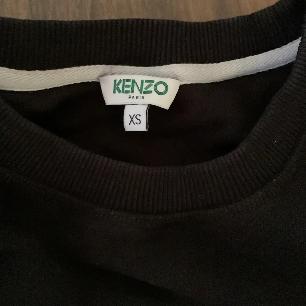 Fet Kenzo tröja i size XS/155 (barn storlek).   Säljer tröjan för att jag har växt ur den. Bra skick inga konstigheter förutom att det är ett litet hål på baksidan nere vid midjan ungefär.   Kom privat för funderingar/mer information ℹ️   Gratis frakt 🚚💯 . Tröjor & Koftor.