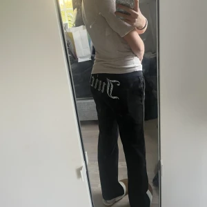 Juicy couture byxor  - Hej! Jag säljer mina fina juicy mjukisbyxor. Det är använt hyfsats mycket men använt sparsamt. I väldigt fint skicka, storlek S men passar även M. Säljer de då dom har blivit lite ut tjatade och bara ligger i garderoben. Priset ej skrivet i sten. Swish💕