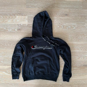 Champion Hoodie - Hej! Säljer denna coola och snygga Champion hoodien som tyvärr är för liten för mig. Den är i perfekt skick och knappt använd! Köpt på kidsbrandstore