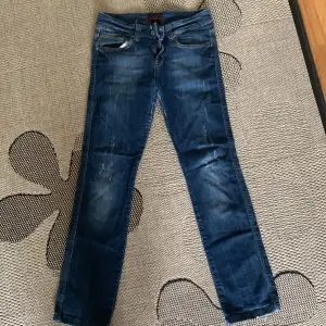 Perfect jeans från ginatricot säljs. Storlek 31/32 (passar s). Fint skick och fin färg. Ganska midrise 