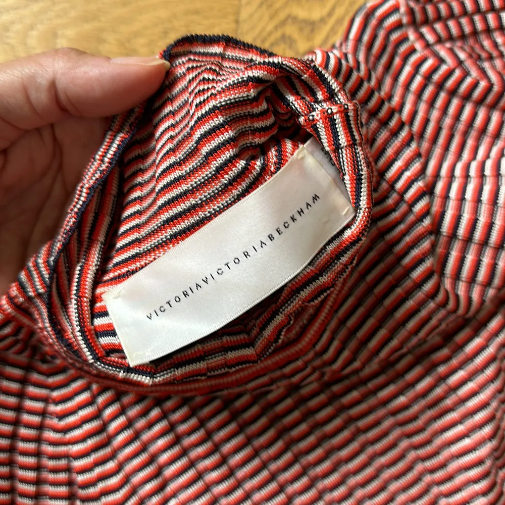  En polo tröja från Victoria / Victoria Beckham i stretchigt tyg. Blå-vit-röd. Fint skick.. Toppar.
