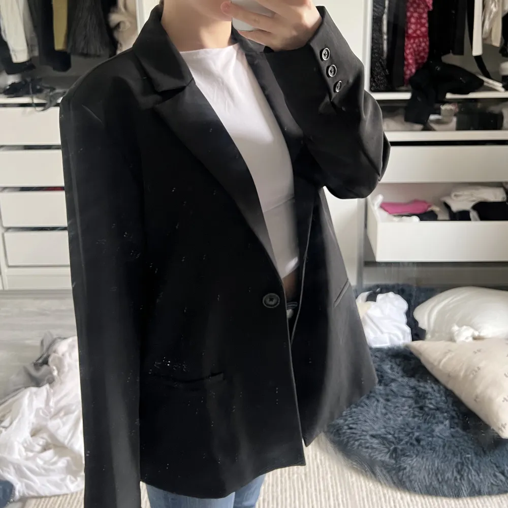 Snygg blazer från NA-KD! Mycket fint skick, säljer då den inte kommer till användning😊. Jackor.