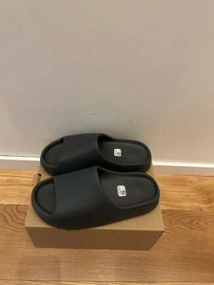 Yeezy slide granité  - Säljer sprillans nya yeezy slides Skit snygga Skrive för mer bilder Storlek 44/2