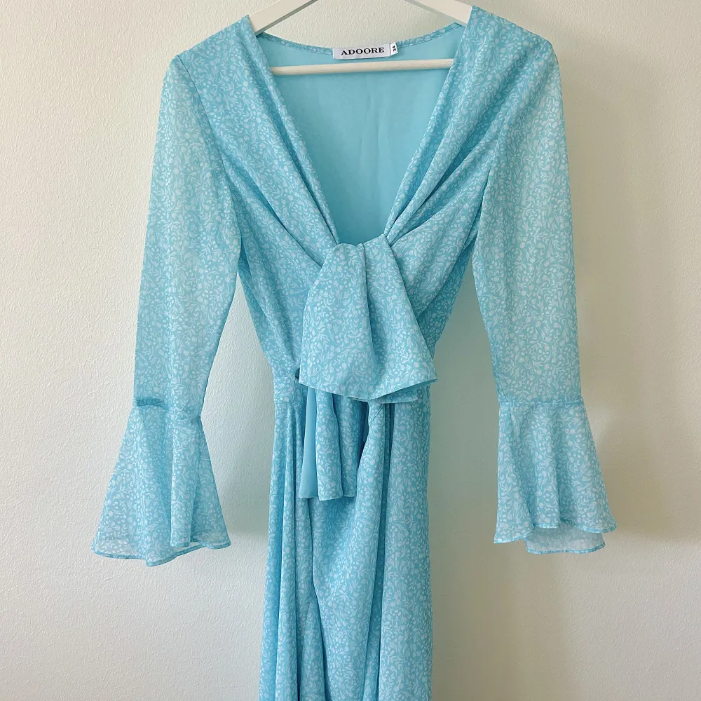 Adoore Riviera klänning i en vacker turkos färg som inte säljs längre 🩵Endast använd vid ett tillfälle, i perfekt skick. Nypris 1495 kr 🩵. Klänningar.