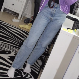 Ribcage Straight Jeans - Levi’s Jeans, Ribcage Straight. Storlek 25/28. Har använts en del, slitet runt nedsidan av benet, kan skicka bättre bilder. 