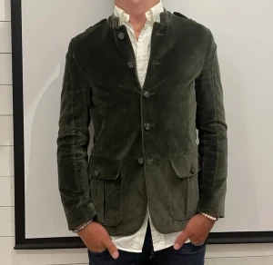 Limitato kavaj velour - Velour kavaj fran Limitato - Storlek: S - Kavajen är i fint skick utan nagra defekter - Varat pris: 799 SEK - Nypris: 4499 SEK - Modellen pa bilden är 180 CM och väger 75 kg