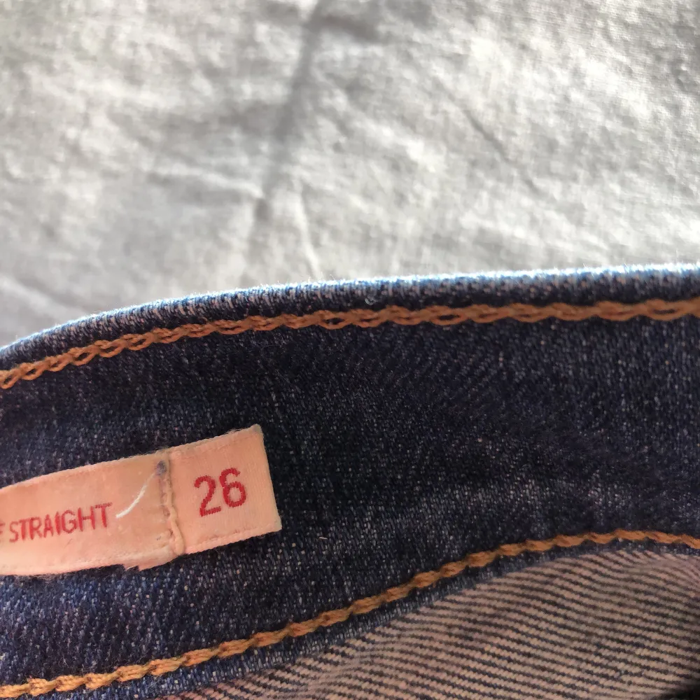 Jättefina blåa jeans från Levis. Byxorna är i jättefint skick och är i storlek 26. Säljer pga att de blivit förkorta:). Jeans & Byxor.