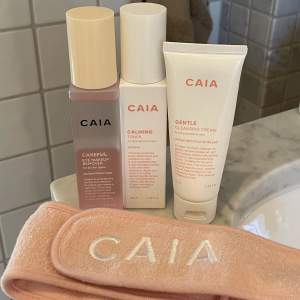 Caia sensitive hudvård serie 💞 1. EyeMakeup Removed (aldrig använd) 2. Calming toner (aldrig använd) 3. Cleansing cream (använd 1 gång). 350 för alla 3 + ett hårband på köpet 💞