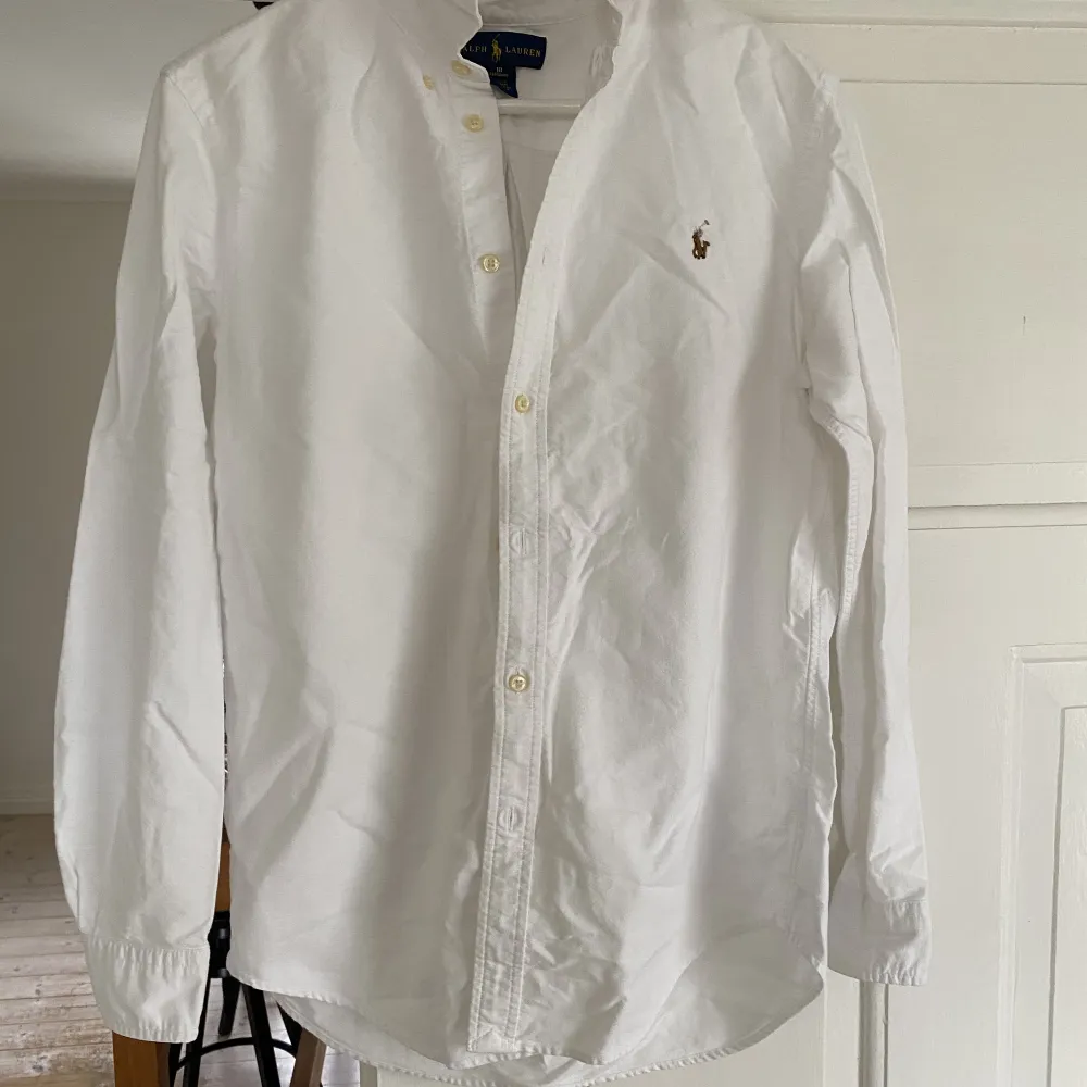 Säljer en Ralph Lauren skjorta i väldigt bra skick. Storlek 18, säljs för 350 pga inget kvitto!. Skjortor.