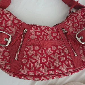 Vintage DKNY handväska y2k väska  - Nyskick, cirka 30cm längd, höjd cirka 14-15cm. 