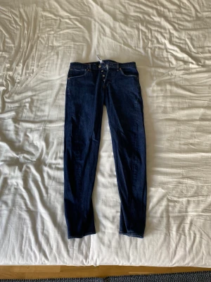 Levis 502 - Säljer dessa då dom inte passar storleksmässigt.  Haft på mig dom 1 gång så helt nya Passformen är som 501 men går in lite vid fotändan.  Passar perfekt för Sthlm stil