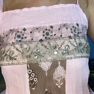 Rosa topp med detaljer - Så fina detaljer på den här toppen. Storlek XS/S, säljer för 139kr eller prisförslag! 