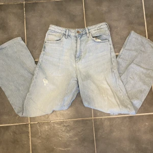 Wideleg Jeans - Vida blåa jeans med hål på knäna, storlek 170! Väldigt bra skick, använda fåtal gånger💗