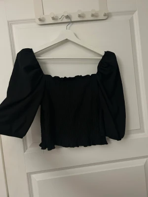 Svart topp - Jättesöt svart fin topp med lite puffarmar💕jag vet dessvärre inte vart den är ifrån och inte heller vilken storlek, men jag skulle säga att den sitter som en M. Tröjan är väldigt stretchig så den passar de flesta. 