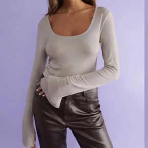 Topp med slits - Soft touch jersey top från Gina Tricot. Använd ett fåtal gånger. Slits i ärmarna och urringad. Köparen står för frakt🫶