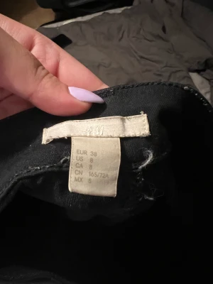 Jeans HM - Vanliga svart jeans som passar till allt 