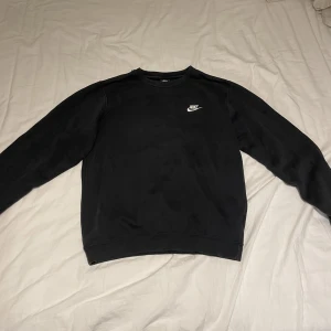 Nike sweatshirt - Klassisk och snygg Nike sweatshirt som jag säljer pga har vuxit ur den!  Kan mötas upp i sthlm eller frakta mot kostnad🫶 Pris kan alltid diskuteras! 