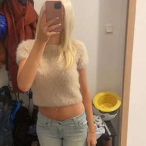 Päls tröja - Säljer denna jättefina flufftröjan från zara. Den är använd vid två tillfällen då jag endast testat den, den är i storlek XS och är väldigt skön. 