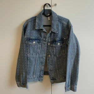 Glittrig jeansjacka  - Glittrig jeansjacka från Zara. Storlek S. Nästintill oanvänd.