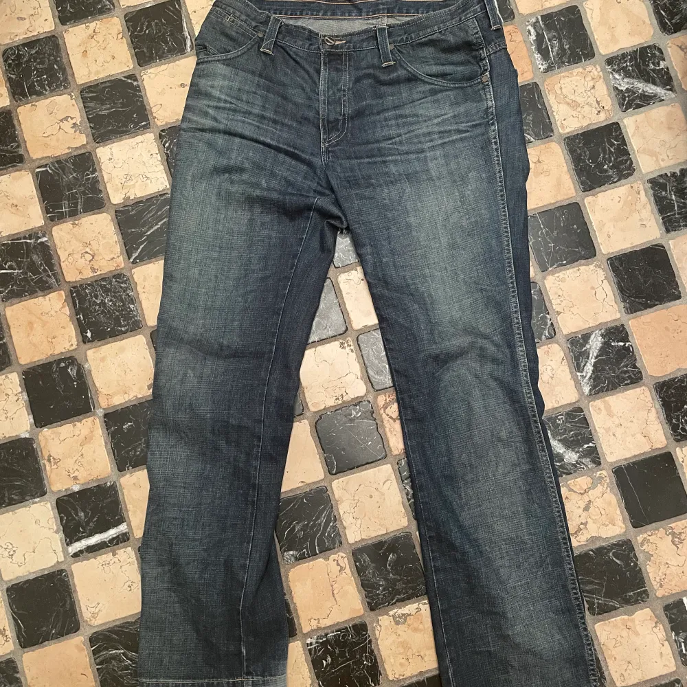 Ett par Wrangles jeans med snygg fade. Påminner lite om true relegions. Har en straight passform med nice heelbite. Storlek 36 W 34 L. Jeans & Byxor.