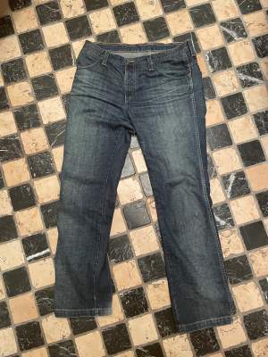 Ett par Wrangles jeans med snygg fade. Påminner lite om true relegions. Har en straight passform med nice heelbite. Storlek 36 W 34 L