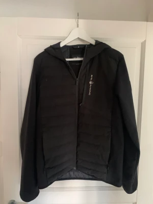 Sail racing jacka - Denna Sail racing jacka är i din på kroppen och typ flis tyg på armarna. Funkar skitbra på höst och vår men går även på vintern. Skicka om ni är intresserade och självklart kan pris diskuteras 