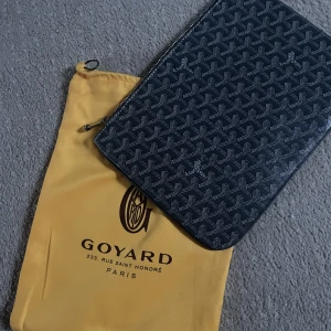 Datorfodral - Säljer detta datorfodral som är oanvänt, kan även användas som en pouch/väska. Har tyvärr inget kvitto eller äkthetsgaranti då jag fick den i present! Pris kan diskuteras! Måtten är 29 x 21 cm.