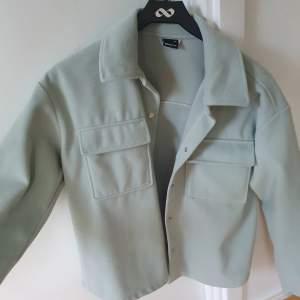 Säljer denna jättefina jacka från Gina Tricot. Sorlek XS men passar perfekt till mig som brukar ha S/M. Jättefin grön färg, jackan är som ny. Säljs för 80kr+frakt.
