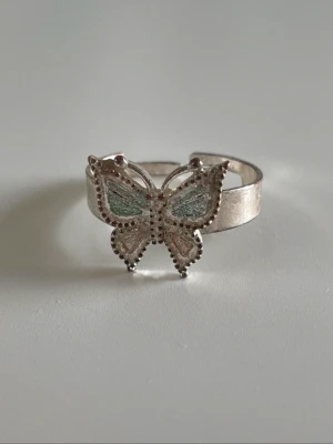 Ring - Säljer denna supersöta ring! Bra skick! Frakten tillkommer 🍀