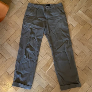 Bruna Calvin Klein byxor - Sköna baggy calvin klein byxor. Lite slitna. Strl L