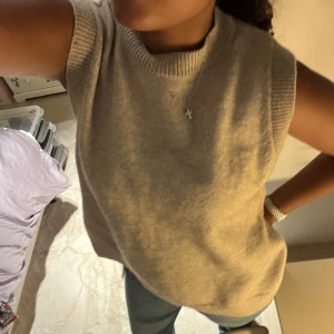 Så fin tröja som liknar soft goat - Så fin tröja som är i beige. Vet ej om jag vill sälja men buda om ni är intresserade. FINSTICKAT!