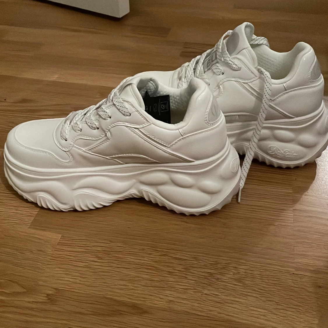 Helt nya vita sneakers  - 91