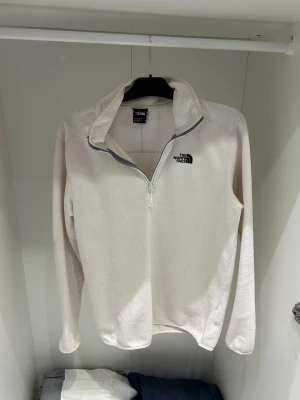 The north Face tröja - Fleece tröja från The North Face. Används inte och säljer därför den för 350kr. Den är som i nyskick och är i storlek M