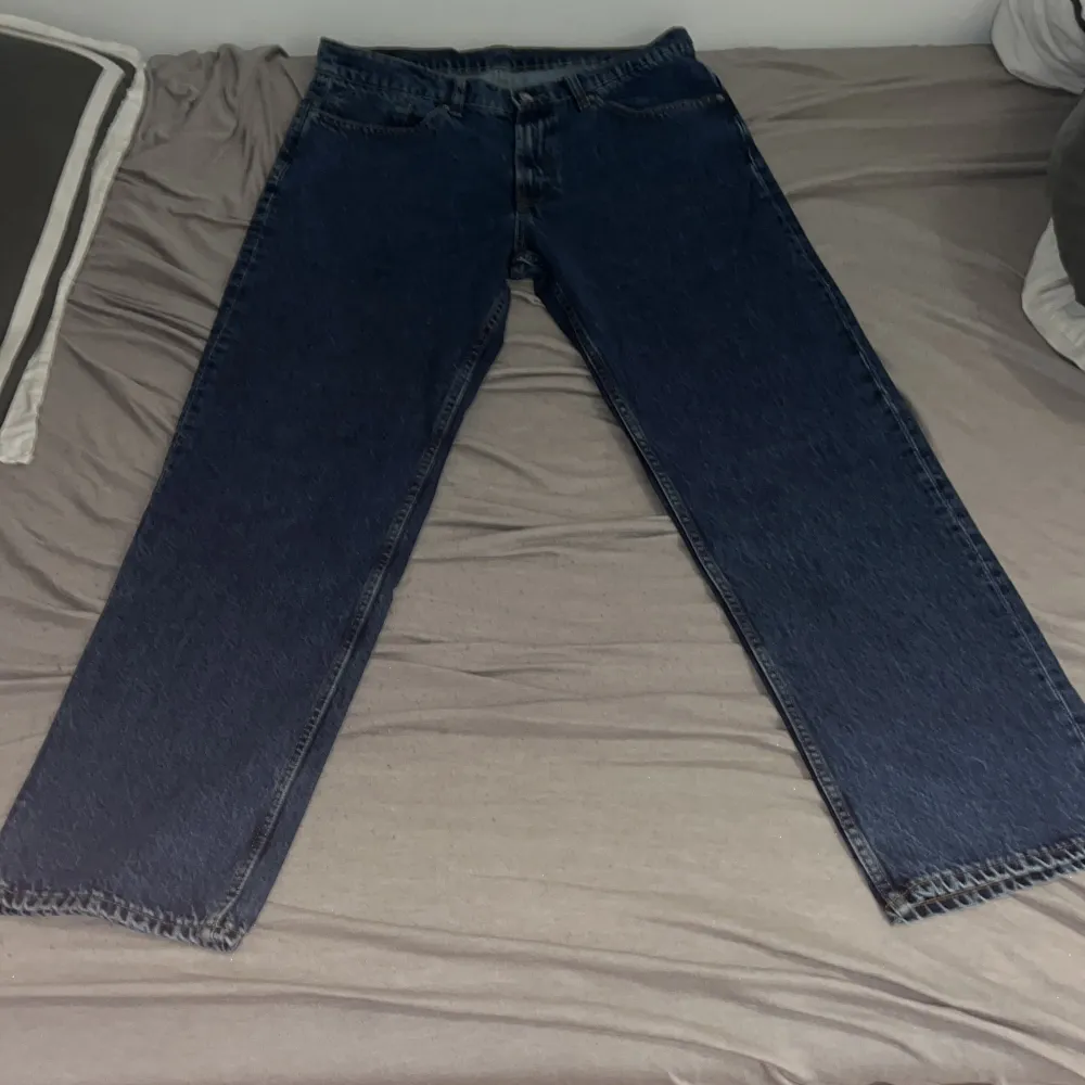 Säljer mina mörkare blå loose fit jeans i storlek L använda 2 gånger var inte riktigt för mig . Jeans & Byxor.