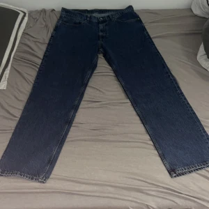 V D Skate Loose mid blue jeans - Säljer mina mörkare blå loose fit jeans i storlek L använda 2 gånger var inte riktigt för mig 