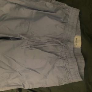 Ljusblå linnebyxor - Jättefina ljusblåa linnebyxor💙 Resår i midjan + knytning, vida i benen. Helt oanvända(lappen kvar)