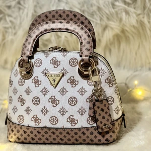 Guess Väska - Köpte den för 1,400 men har bara använt den 1-2 gånger 