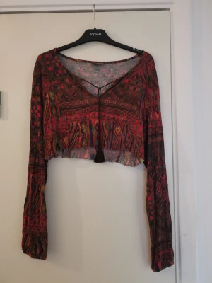 Kort bohemisk tröja - Jättefin löst sittande kort tröja i bohemisk stil. 