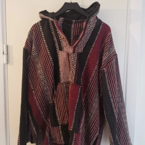 Bohemisk jacka - Väldigt snygg jacka med luva! Tung och varm. 