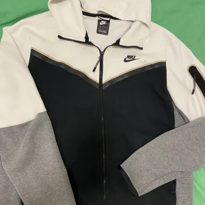 Nike tech - Säljer en nike tech i storlek L eftersom jag använder den inte dom längre den är lite smutsig så den behöver tvättas.