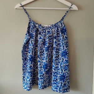 Linne - Luftigt blått linne. Köpt från lager 157.