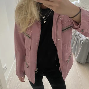 Jeansjacka  - Såå snygg rosa jeansjacka med göittriga detaljer, nyskick