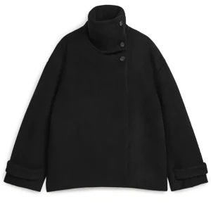 Kappa - Svart kappa från arket i strl 34, nypris 2290kr. Köpt och använd förra vintern, i använt skick men överlag fint. Materialet är inte slätt utan ser ut som på bild 3. Finns små slitningar på insidan av jackan, skriv för bilder💕